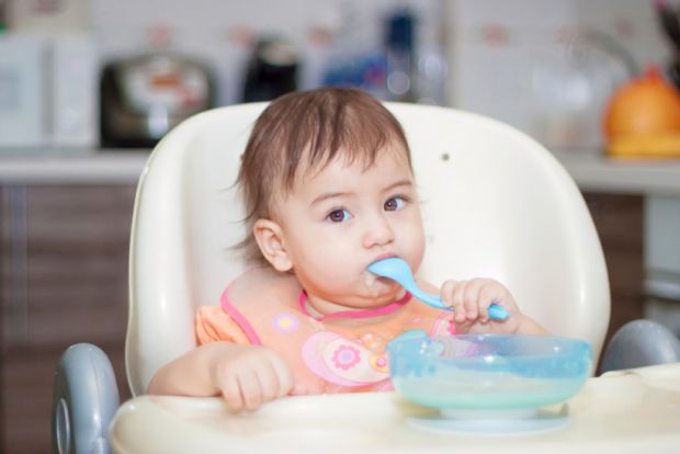 Щоб навчитися їсти самостійно ложкою, малюкові потрібно багато часу.