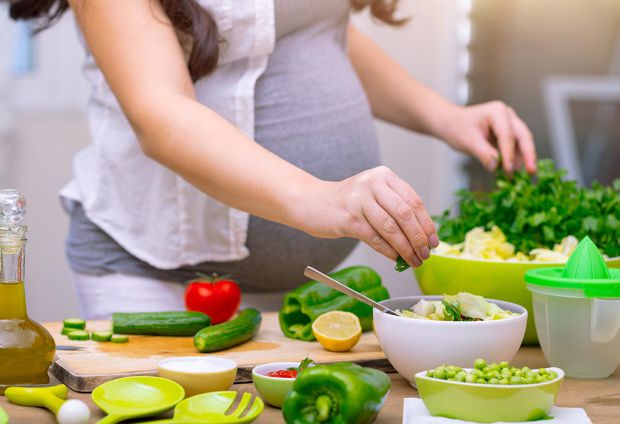 Безпека харчових продуктів важлива для всіх, але це особливо важливо під час вагітності. Гормони під час вагітності змінюють вашу імунну систему, поле