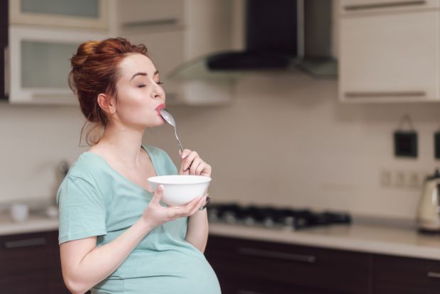 Чому кортить морозива під час вагітності? Чи є взагалі шкідливим морозиво під час вагітності? Ці та інші запитання вагітні жінки з регулярною постійні
