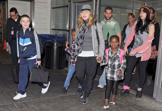 20110711-pictures-madonna-arrives-jfk-airport-new-york-19.jpg