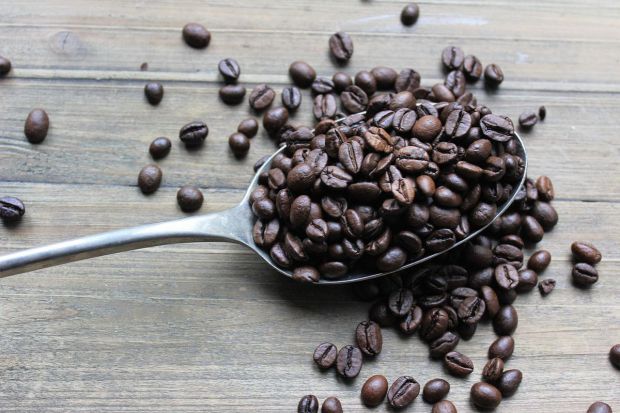 Кофеїн - це стимулююча молекула, яка міститься в каві, чаї та багатьох газованих напоях. Хоча він популярний як підбадьорливий засіб і підвищує увагу 