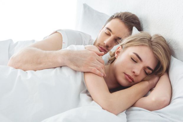 Згідно з новим дослідженням дослідників з Університету Арізони, дорослі, які ділять ліжко з партнером або подружжям, сплять краще, ніж ті, хто спить с