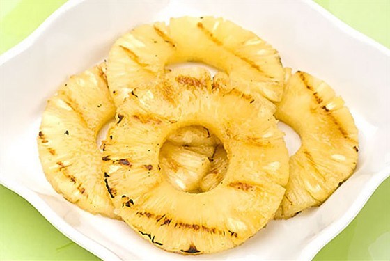 Хрумкий ананас у карамелі буде чудовим десертом як для дітей, так і для дорослих.