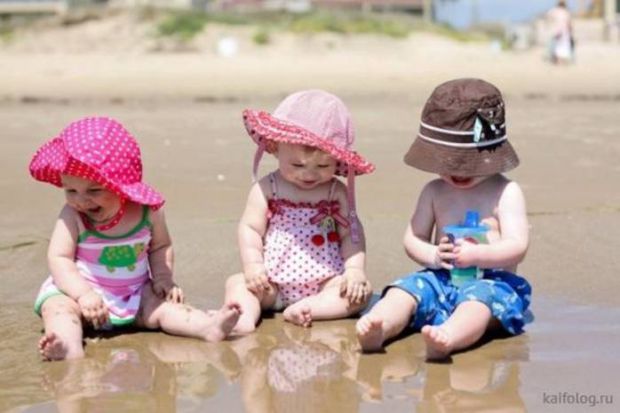Що робити, якщо дитина вже накупатися, а пасочки набридли? Пропонуємо 4 цікаві ігри на пляжі для всієї родини.