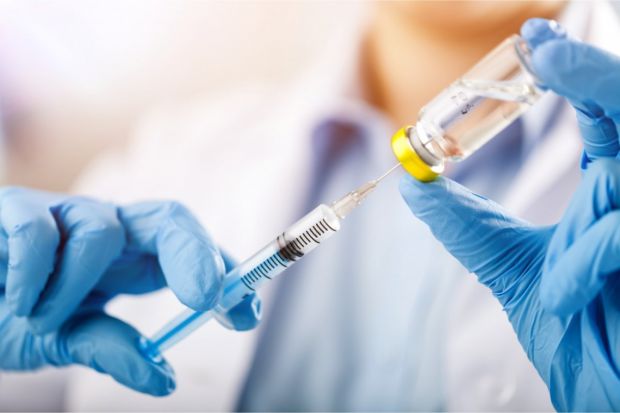 Третя доза вакцини від COVID-19 захищає людей від зараження 