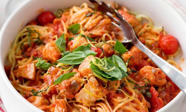 Тушкований мінтай у томатному соусі з помідорами – дуже смачна страва. Паста виходить соковитою, а смак насичений та ароматний.
