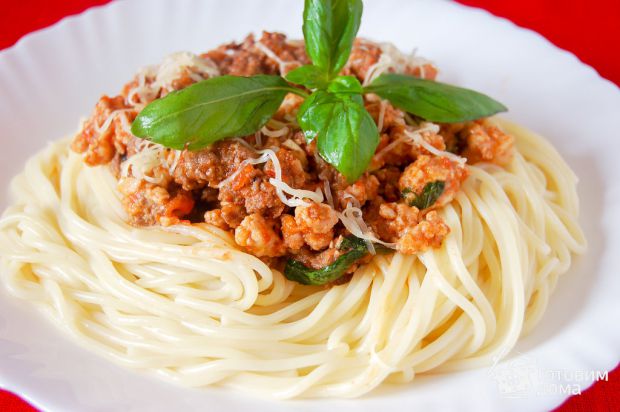 Болоньєзе – м'ясний соус з яловичого фаршу з томатами та приправами, ну а паста – це звичніша нам назва макаронів або спагетті, для страви підійдуть б