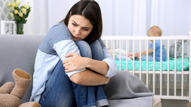 Незважаючи на розповсюджений стереотип про радість материнства, багато жінок відчувають зовсім протилежні емоції після народження дитини. Пригнічення,