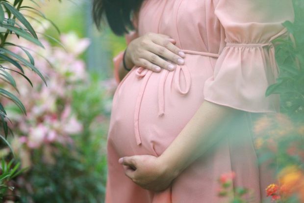 Майже половина всіх майбутніх мам відчувають набряклість навколо щиколоток, особливо в останні кілька місяців вагітності. Набряк з’являється тому, що 
