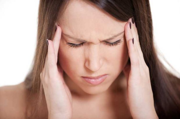Мігрень — це інтенсивні пульсуючі головні болі, які часто супроводжуються нудотою, блювотою та надзвичайною чутливістю до світла та звуку. Ці головні 