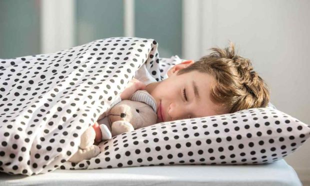 Безсонні ночі можуть залишитися позаду, якщо підібрати дитині правильне харчування. Які продукти найкраще впливають на заспокоєння і засипання дитини?
