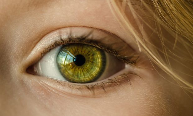 Розмитий зір, плями, відблиски вночі, миготливі вогні - це поширені скарги на очі. Кожен з них може бути нешкідливим роздратуванням або ранньою ознако