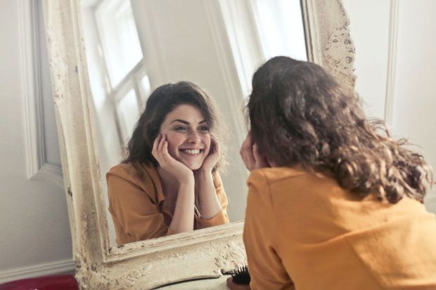 Дослідники виявили, що скорочення кількості оглядів свого відображення в дзеркалі сприятливо діє на жінок у психологічному аспекті – зокрема, у них пі