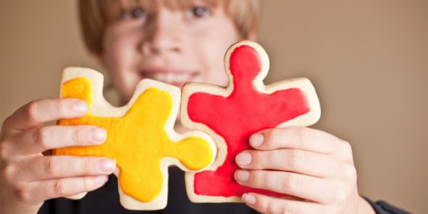 Діти (і дорослі) з аутизмом часто мають підвищену чутливість до світла, дотиків, звуку і власне сприйняття смаку. Це і впливає на харчування.
