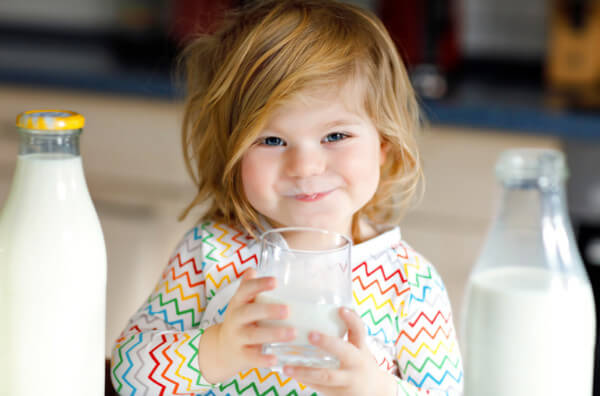 Канадські медики показали, що діти, які п'ють коров'яче молоко, як правило, вищі за тих, хто вживає в їжу молоко інших тварин або аналогічні рослинні 
