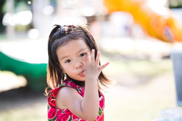 Облизування пальців може бути негігієнічним і неприємним для спостереження, особливо якщо ваша дитина має звичку класти пальці в рот. Як і інші оральн