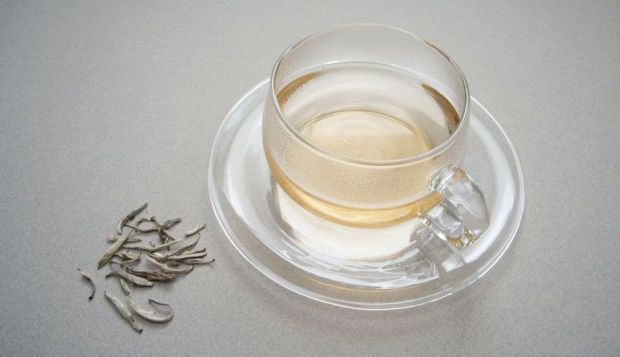 Білий чай — це один із кількох сортів чаю, який зазвичай містить молоде або мінімально оброблене листя рослини Camellia sinensis. Колір завареного біл