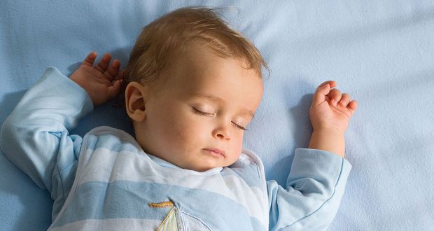 Найчастіше голова у малюків потіє уві сні. Частково це відбувається тому, що дитячий організм ще погано вміє контролювати температуру свого тіла.