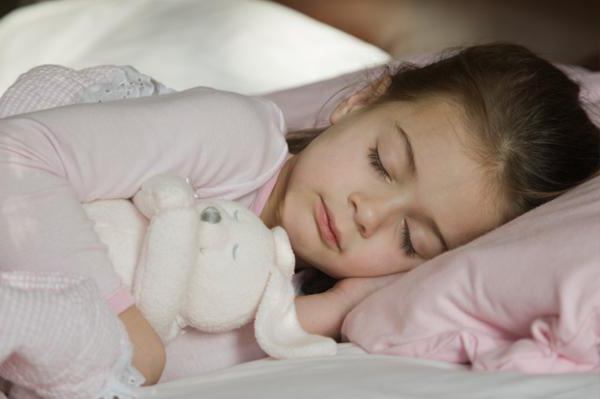 Американська академія педіатрії закликає батьків прищеплювати дітям правила здорового сну.