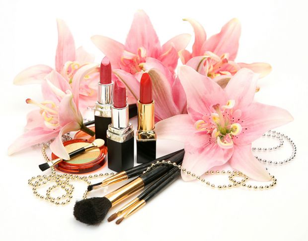 2683_perfumes_on_dressing_decorative_cosmetics_29_b.jpg (41.85 Kb)