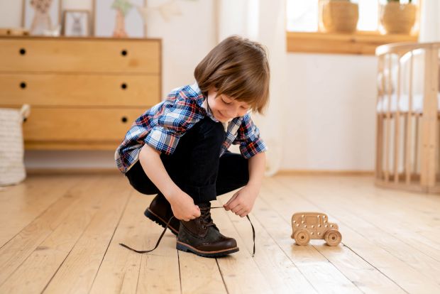 Вміння зав'язувати шнурки є важливою навичкою для дитини, яка підготовлюється до самостійного життя та шкільних викликів. Освоїти це вміння можна з ве