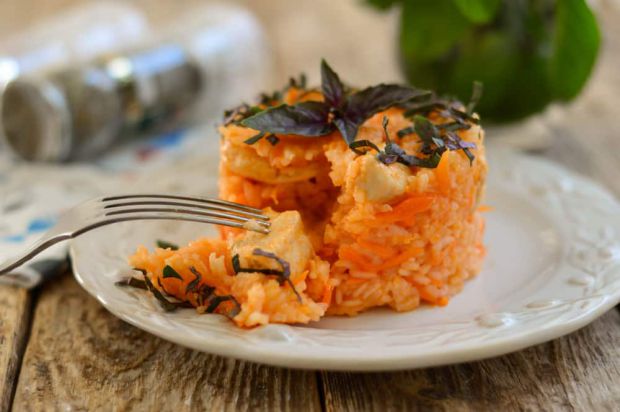 Рис з куркою та морквою готується дуже просто та швидко, але страва стане одною із ваших улюблених!