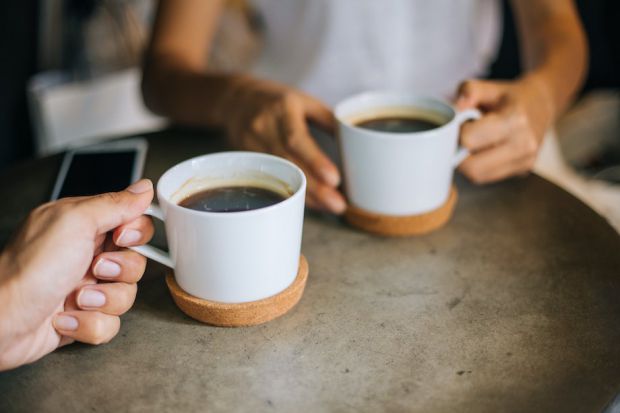 Безневинна чашечка кави може чинити реальний вплив на функціонування жіночого організму, особливо під час менструації. Про це в Instagram розповіла лі