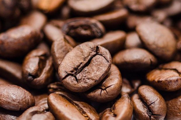 Усе, що вам потрібно знати про чутливість до кофеїну та чим вона відрізняється від алергії на кофеїн.