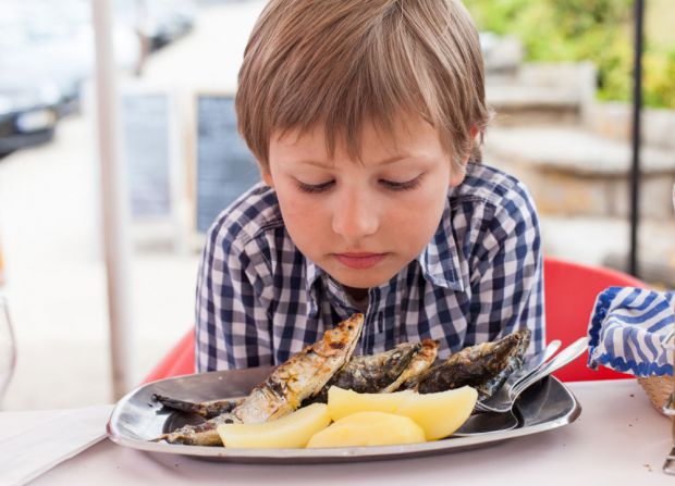 Дітям корисно включати рибу до раціону через те, що вона збагачена Омега-3, Омега-6, вітамінами та мінералами. Також варто враховувати можливий вміст 