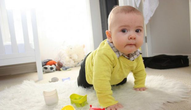 Нове дослідження показало, що для дитини дуже шкідливо повзати по підлозі й килиму, так як вона вдихає величезну кількість пилу. Причому кількість шкі