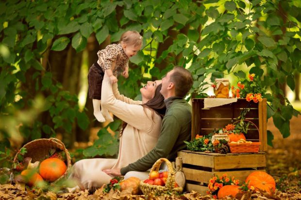 3005_happy-family-dad-mom-baby-daughter-at-the-autumn-picnic-with-pumpkin-and-apples_231056-1145.jpg (61.31 Kb)