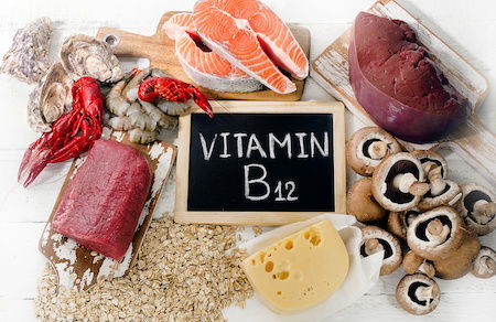 Вітамін B12 є важливим вітаміном, який ваше тіло не може виробляти самостійно, і оскільки він відіграє вирішальну роль у допомозі клітинам захищати не