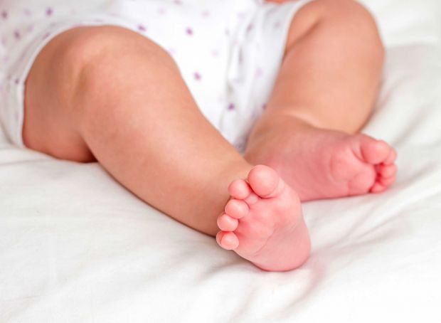 Протягом першого року немовлята прогресують у розвитку від простих рефлекторних рухів до підтягування та ходьби.Дітям потрібна можливість розтягуватис