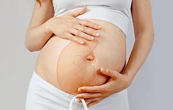 У переважній більшості випадків в останні тижні вагітності плід повертається, і знаходиться в найбільш підходящому положенні для вагінальних пологів –