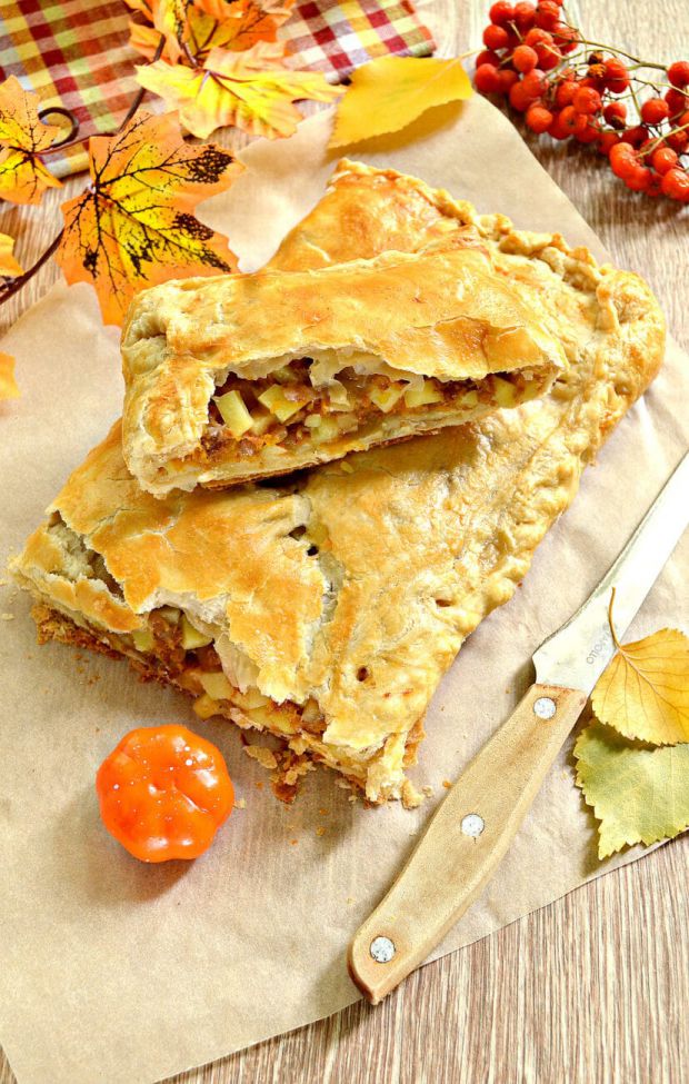 Пропонуємо вам приготувати смачний пиріг із листкового тіста з фаршем, картоплею та гарбузом.