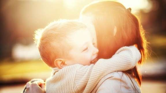 Чи бачили ви, що маленькі діти люблять обійматися? Як часто ви відповідаєте на прохання дитини обійняти? Може, забігавшись на роботі, ви забуваєте при
