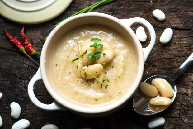 Урізноманітнити свій обід можна приготувавши смачний та ароматний вершковий суп із білої квасолі. Квасоля містить рослинний білок і дуже корисна. Суп 