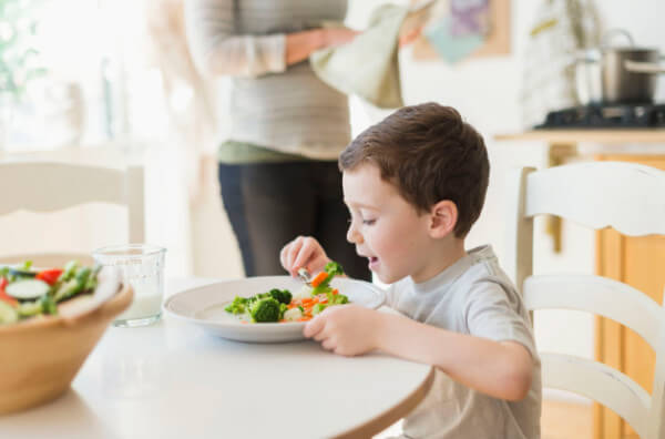 Іноді важко переконати дітей їсти різноманітну їжу та споживати достатню кількість калорій. Харчова алергія може зробити це ще більш складним. Якщо ва