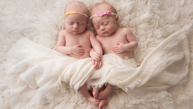 На 14 тижні вагітності майбутній малюк вже тягнеться до брата або сестрички. На 18 тижні вагітності він себе зачіпає менше, ніж свого 