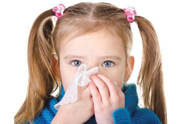 Доктор Комаровський розповів, чи можна зашкодити дитині частим промиванням носа фізрозчином, і як часто можна проводити процедуру зволоження слизових 