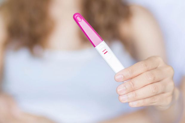 Для більшості жінок першою ознакою вагітності є відсутність місячних, також відома як аменорея. Зазвичай це змушує швидко поїхати в магазин за домашні