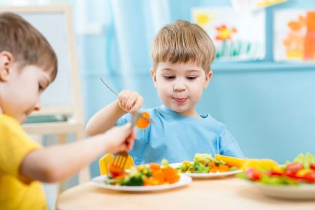 Згідно з новим дослідженням в Великобританії, учні, які рідко снідають в шкільні дні, отримують нижчі оцінки, ніж ті, хто снідав регулярно.