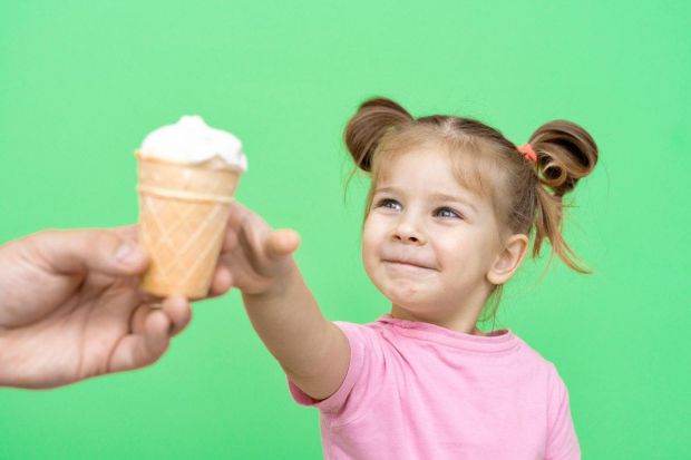 давалося б, компоненти оригінального складу морозива – цукор, вершки, молоко – дитина до 2 років вже отримує, тому і шкоди від десерту чекати не слід.