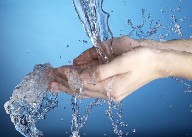 Вода є важливою частиною нашого життя, і для більшості людей вона нешкідлива. Рідкісна хвороба під назвою аквагенна кропив’янка, однак, може ускладнит