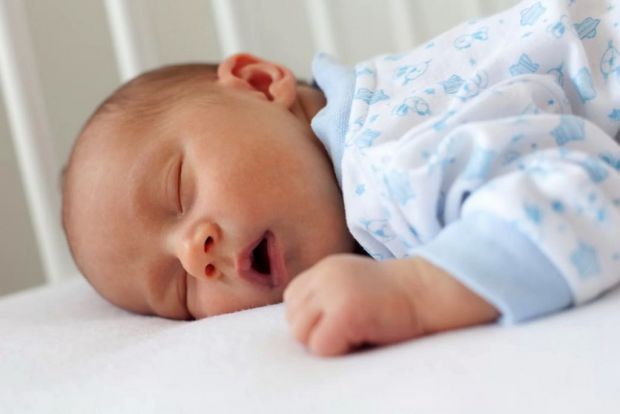 Батьки очікують, що новонароджена дитина буде не спати вдень і спати вночі, і можуть бути збентежені режимом сну своєї дитини. За даними дитячих педіа