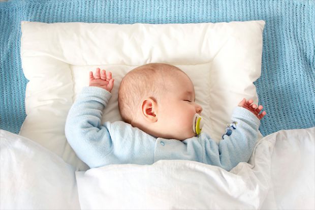 Євген Комаровський розповів, чи варто привчати дитину до сну на подушці і з якого віку це краще робити.