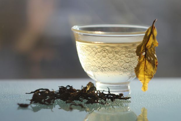 Жовтий чай - це особливий сорт чаю, який виробляється з тієї ж самої рослини, що й зелений та чорний чай. Однак, жовтий чай проходить додаткову обробк