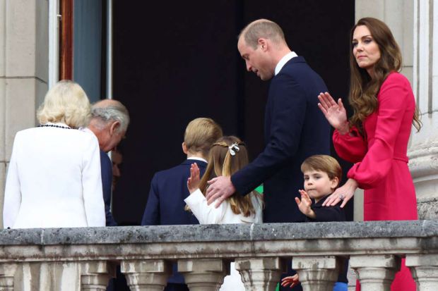 Поки Кейт Міддлтон відновлюється вдома після складної операції, більшу частину часу з її дітьми проводять принц Вільям (батько дітей) та їхня няня — М