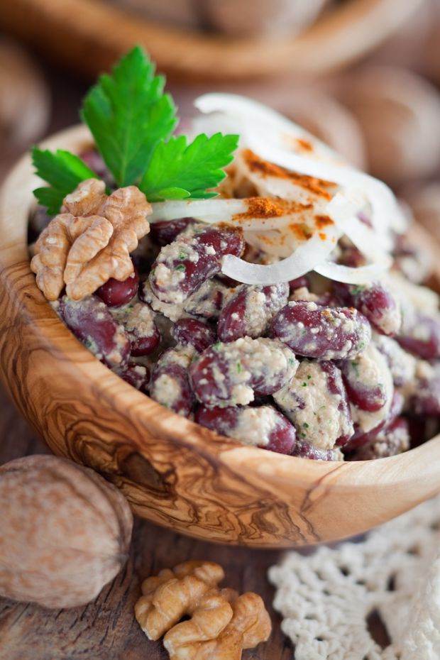 Національна грузинська страва – салат із квасолі з волоськими горіхами. Цей салат має пряний смак. Квасоля дуже поживна, замінить м'ясо. Така страва з