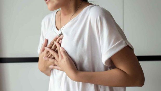 Біль у грудях проявляється в багатьох формах, починаючи від гострого пронизливого до тупого болю. Іноді біль у грудях нагадує стискання або печіння. У